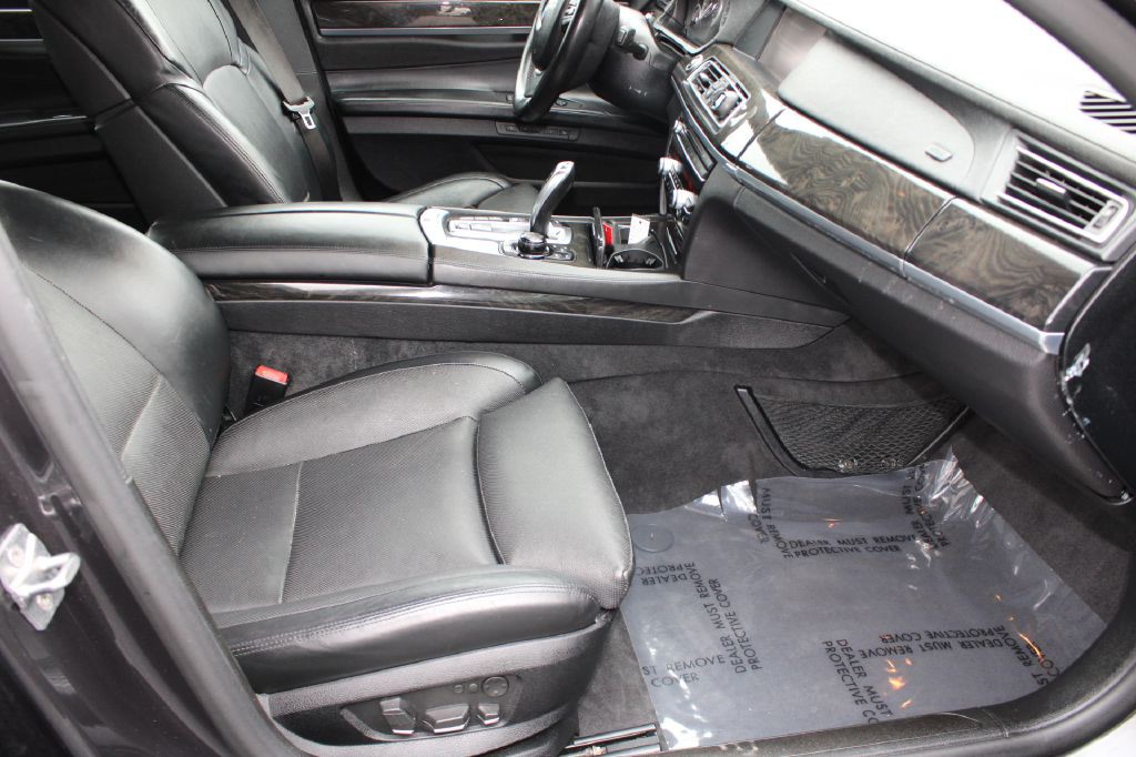 2012 BMW 7 Series Image 14