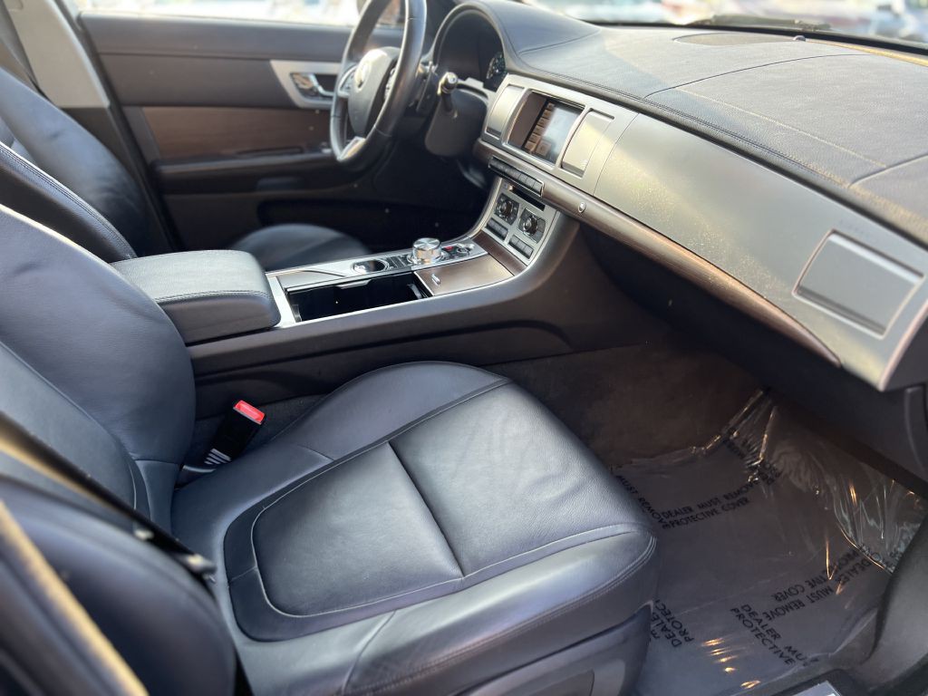 2014 Jaguar XF Image 11