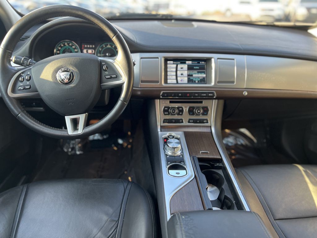 2014 Jaguar XF Image 12
