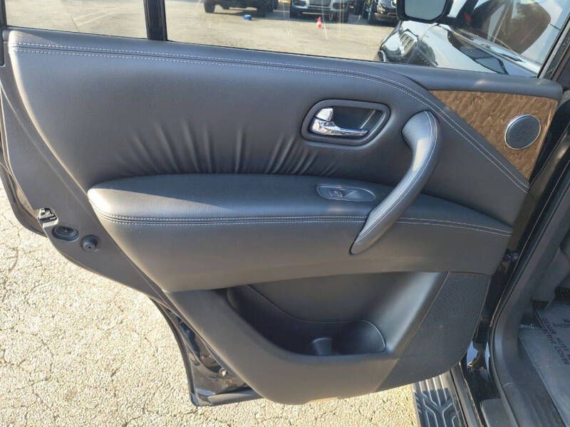 2017 INFINITI QX80 Image 17