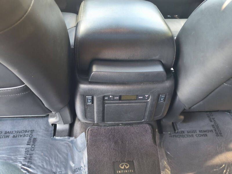 2017 INFINITI QX80 Image 19