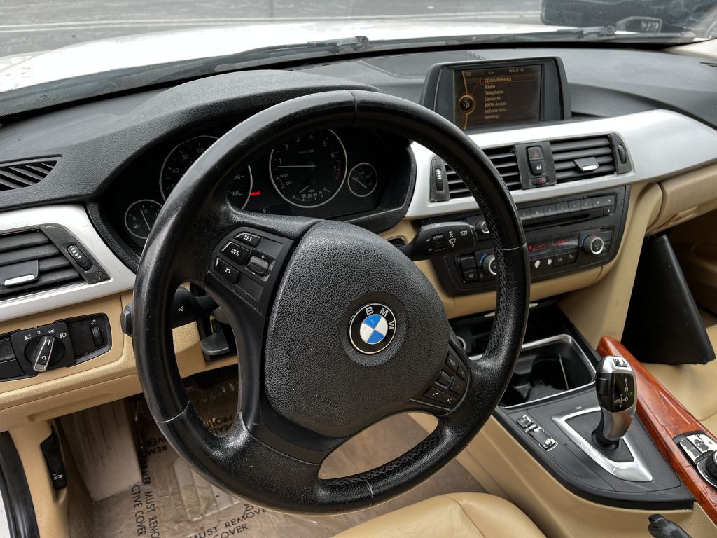 2012 BMW 3 Series Image 11