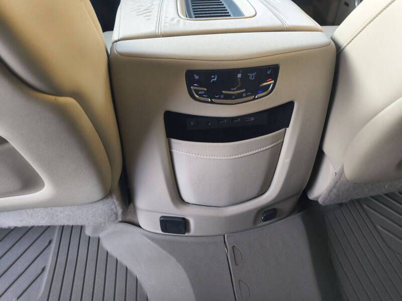 2018 Cadillac Escalade Image 17