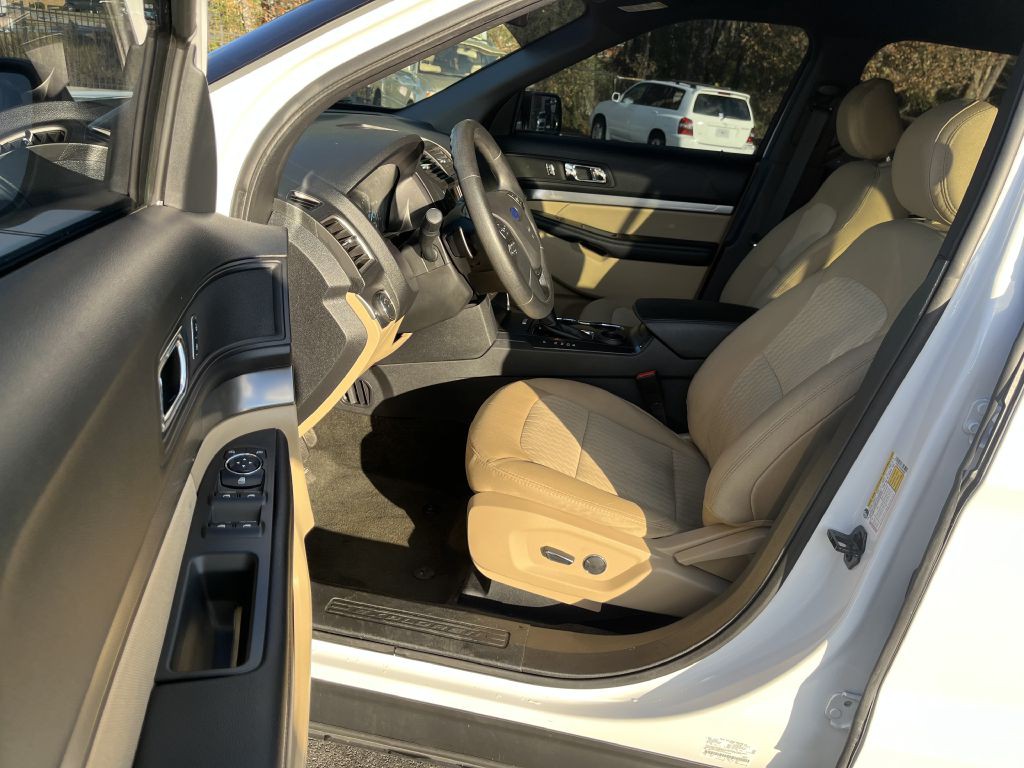 2017 Ford Explorer Image 8