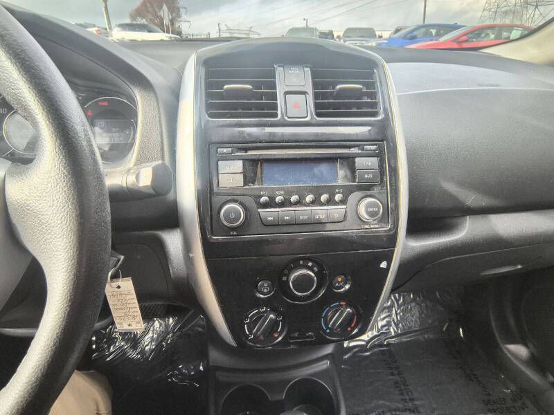 2015 Nissan Versa Image 16