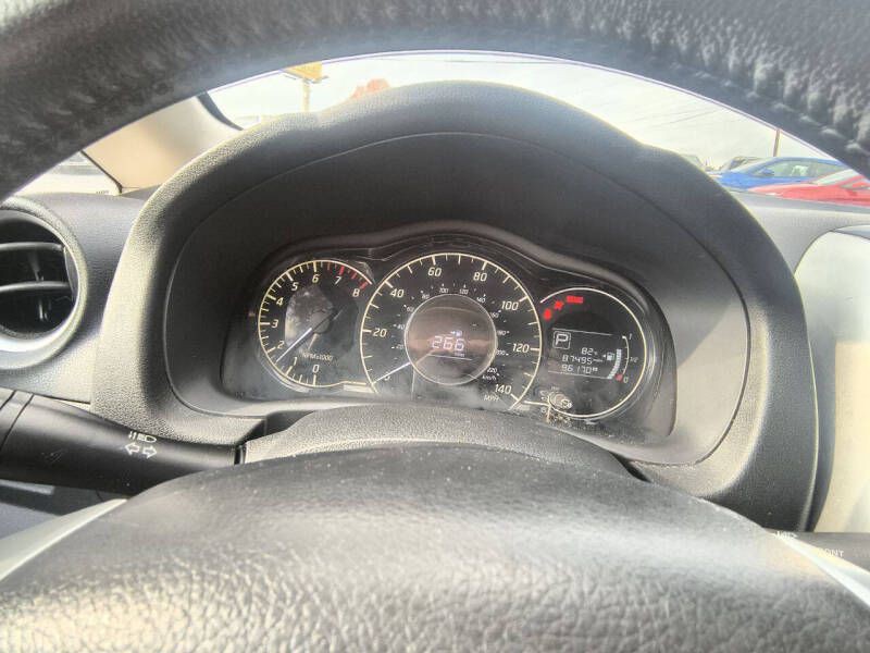 2015 Nissan Versa Image 17