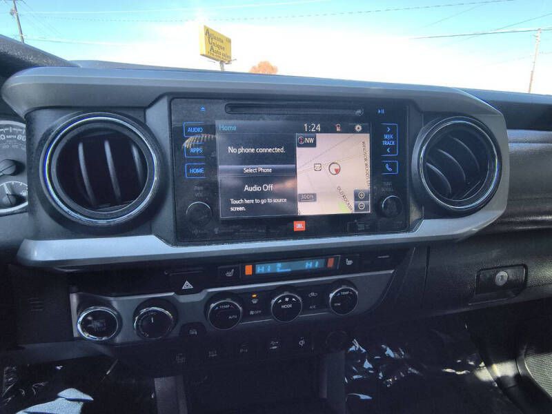 2016 Toyota Tacoma Image 18