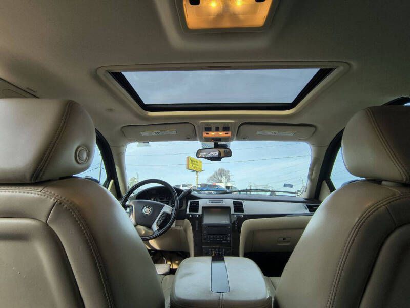 2007 Cadillac Escalade Image 16