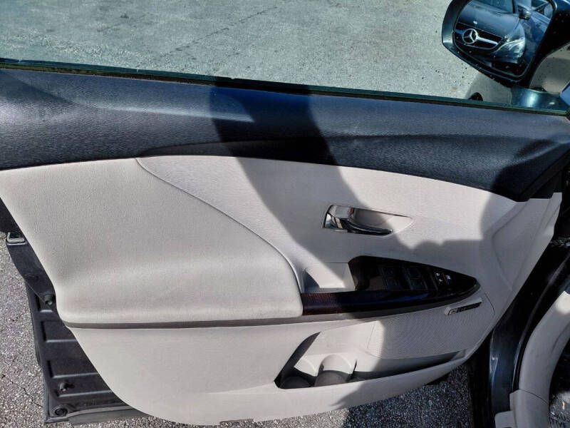 2010 Toyota Venza Image 12