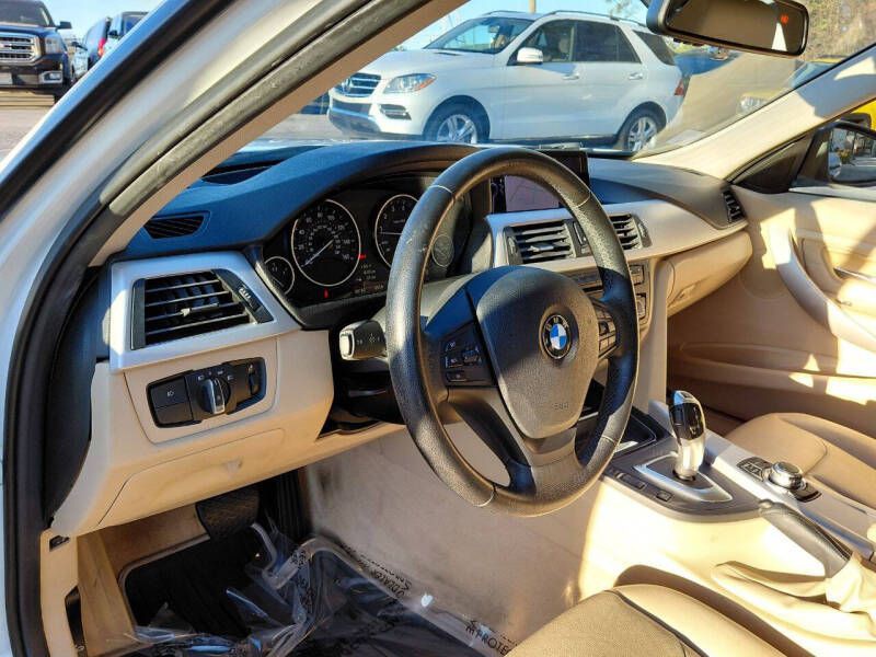 2012 BMW 3 Series Image 9