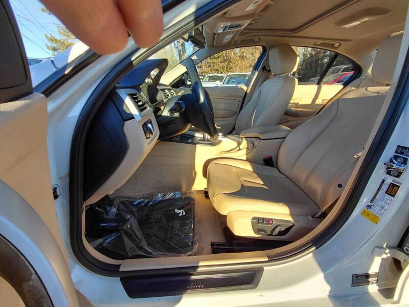 2012 BMW 3 Series Image 10