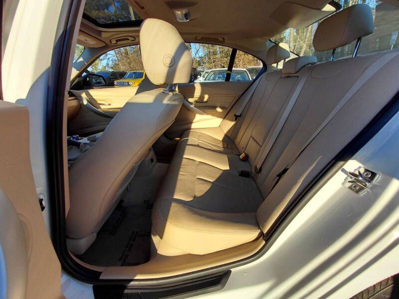 2012 BMW 3 Series Image 12