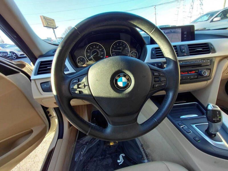 2012 BMW 3 Series Image 17