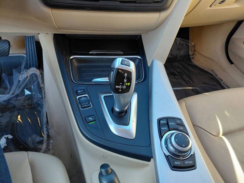 2012 BMW 3 Series Image 19