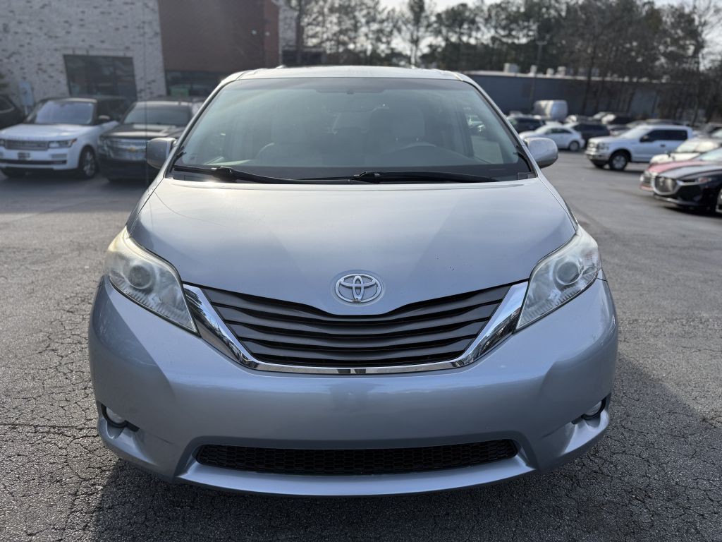 2014 Toyota Sienna Image 2