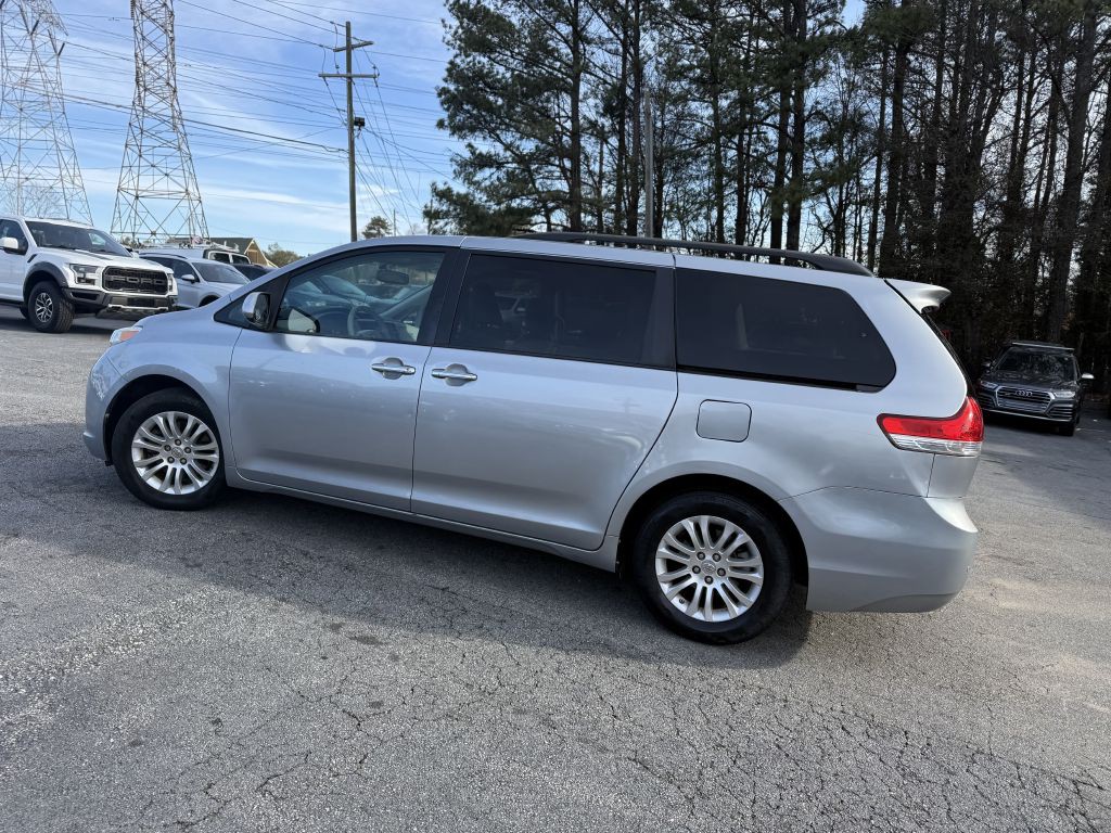 2014 Toyota Sienna Image 5