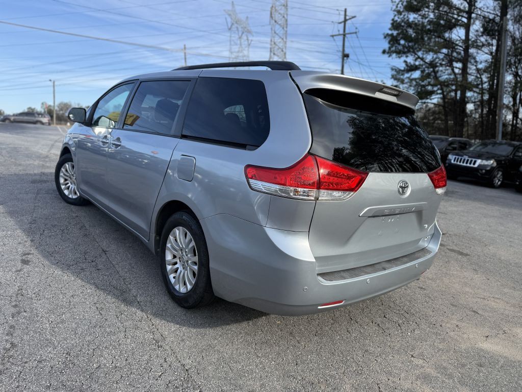 2014 Toyota Sienna Image 6