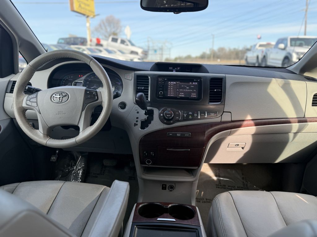 2014 Toyota Sienna Image 8