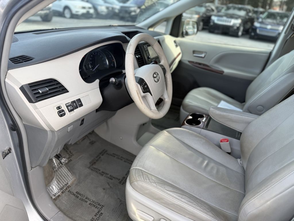 2014 Toyota Sienna Image 9