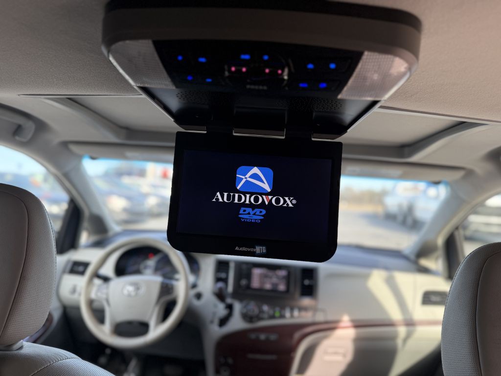 2014 Toyota Sienna Image 10