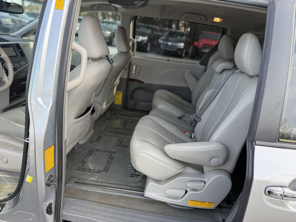 2014 Toyota Sienna Image 11