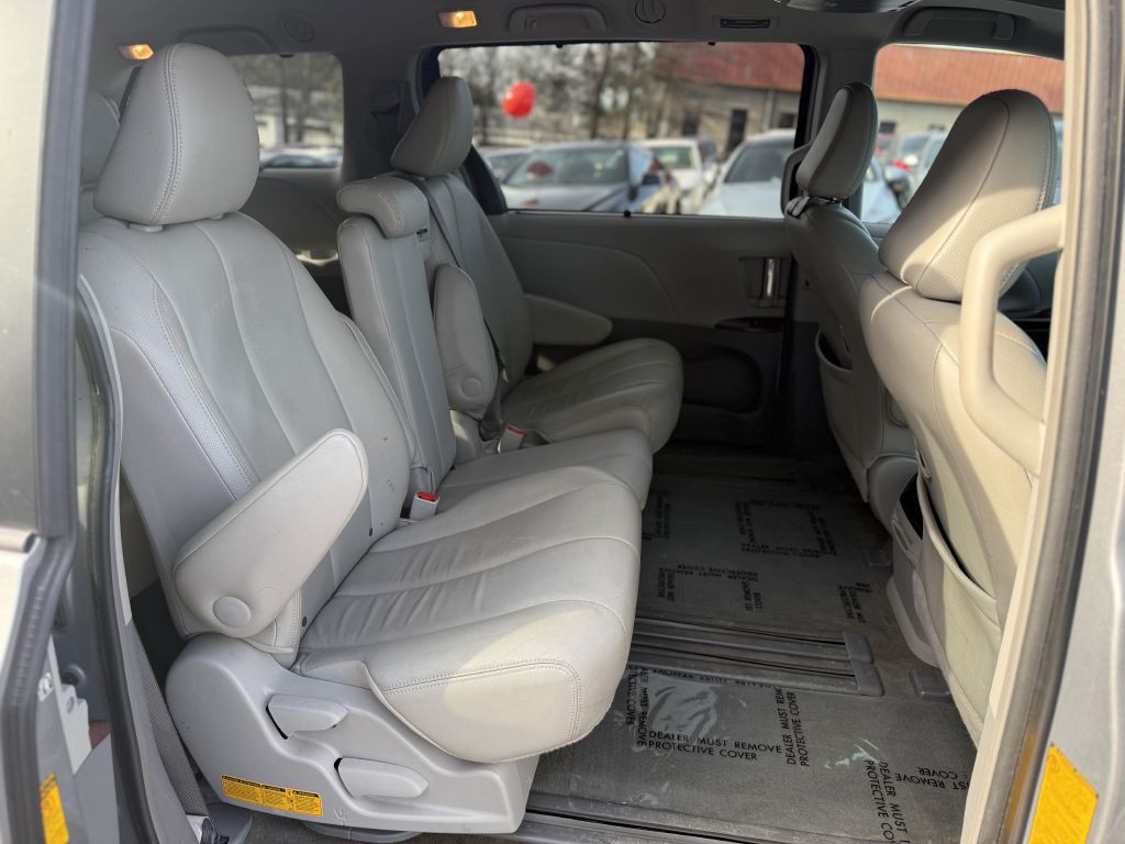 2014 Toyota Sienna Image 12
