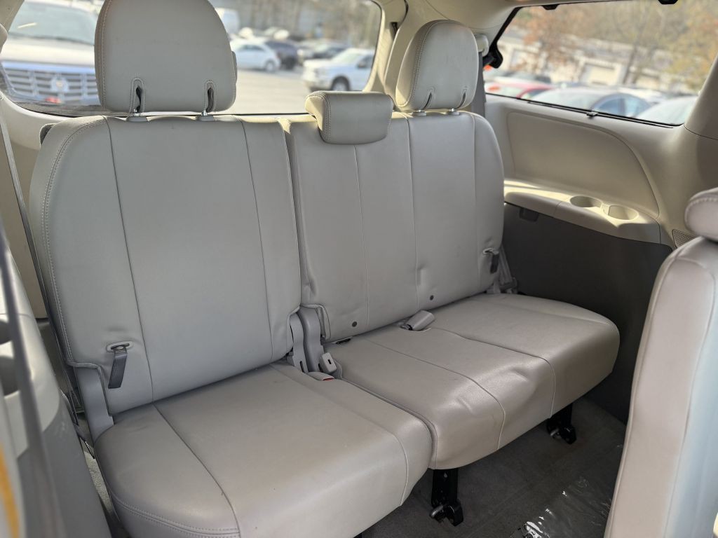 2014 Toyota Sienna Image 13