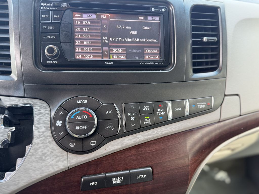 2014 Toyota Sienna Image 14