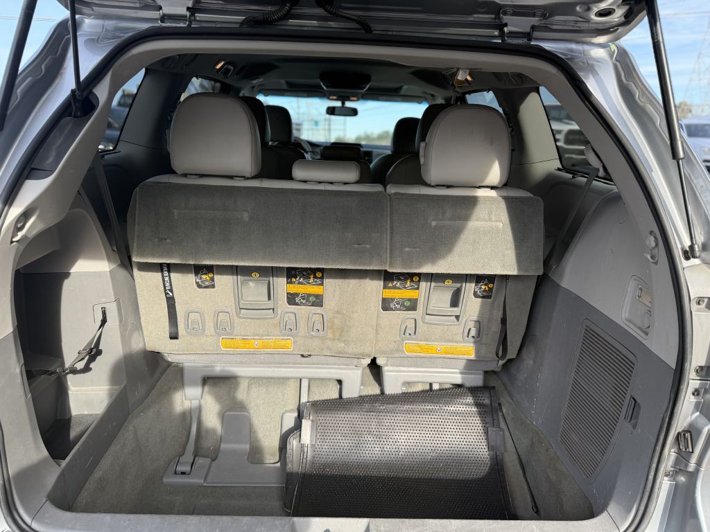 2014 Toyota Sienna Image 16
