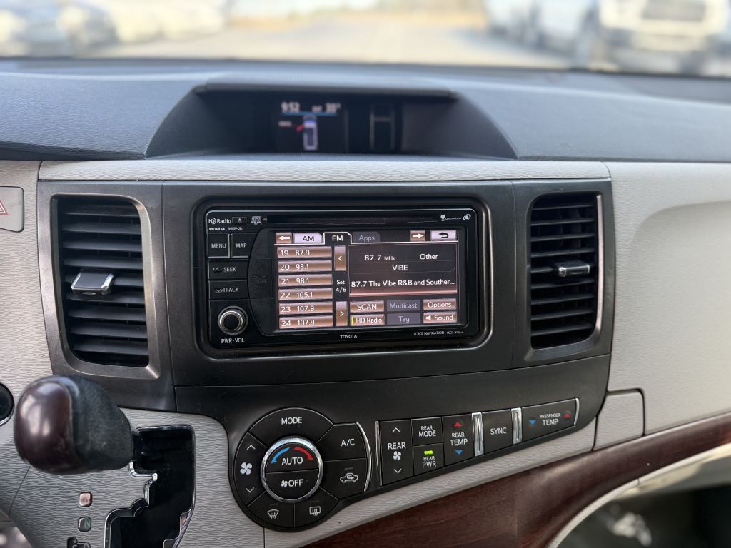 2014 Toyota Sienna Image 19