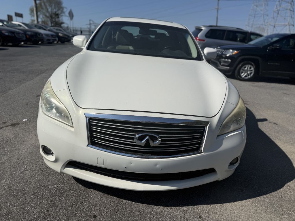 2011 INFINITI M56 Image 2
