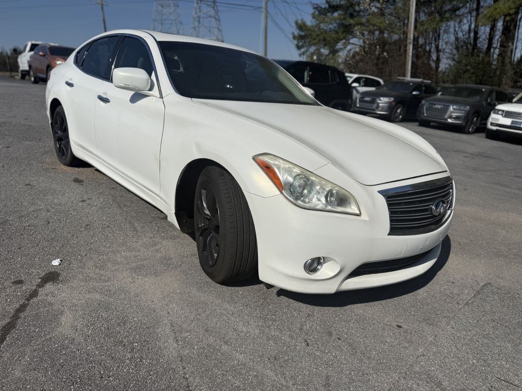 2011 INFINITI M56 Image 3