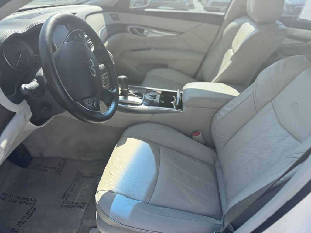 2011 INFINITI M56 Image 9