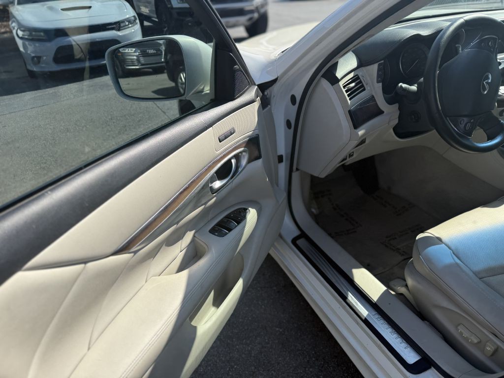 2011 INFINITI M56 Image 10