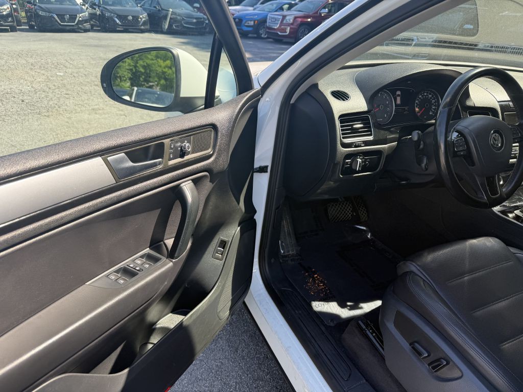 2012 Volkswagen Touareg Image 9