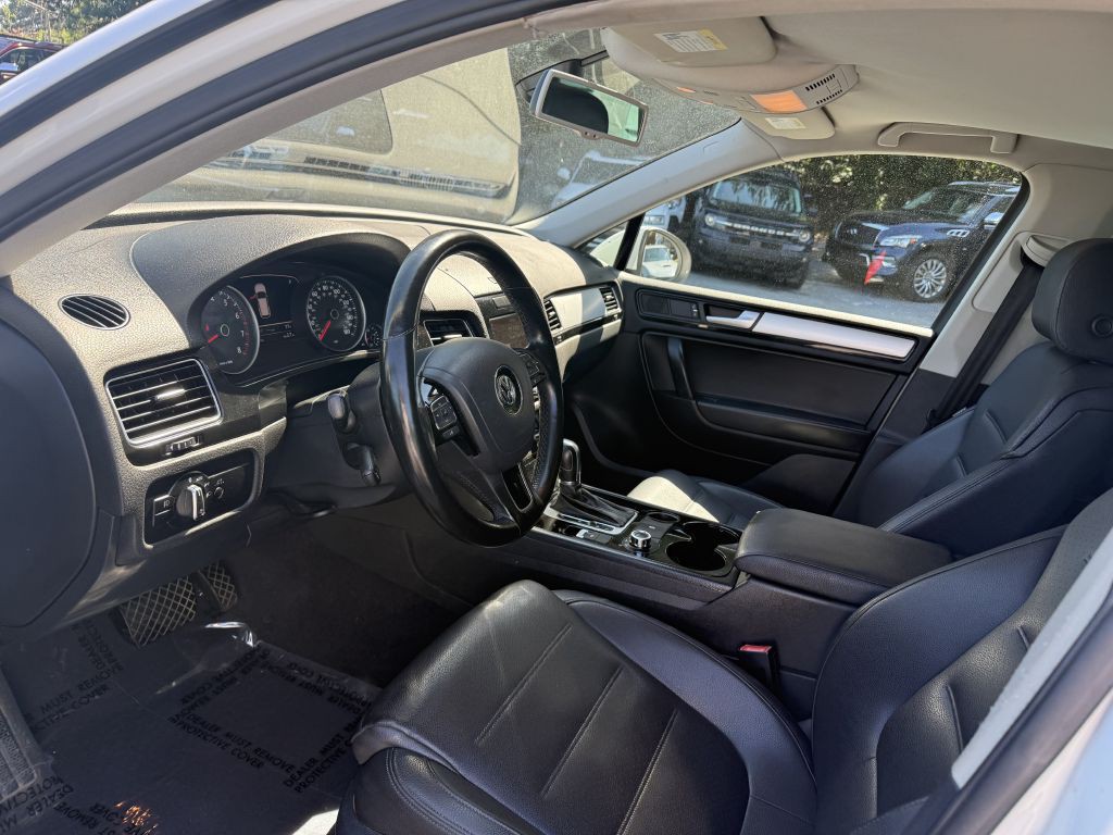 2012 Volkswagen Touareg Image 10