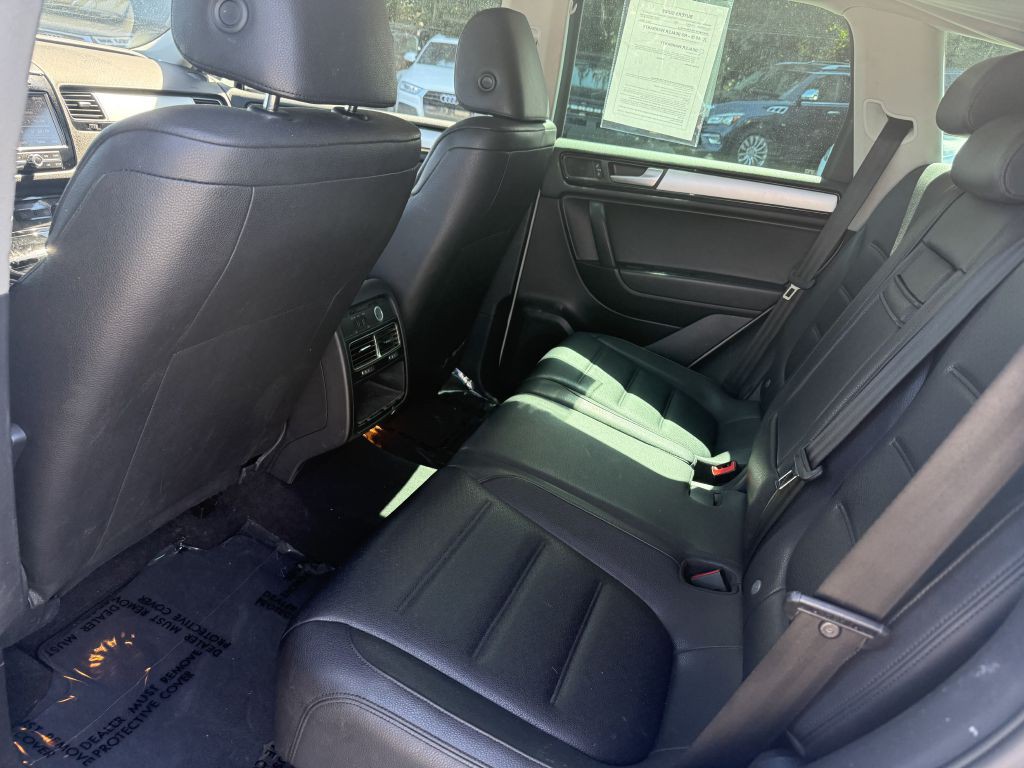 2012 Volkswagen Touareg Image 11