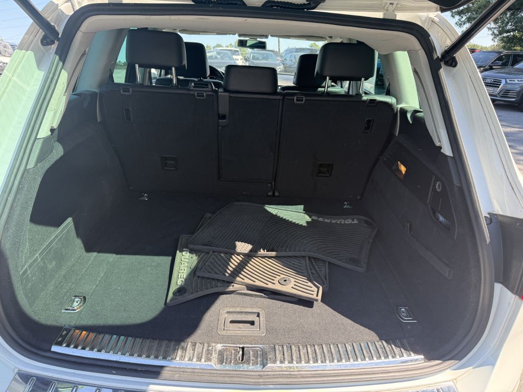 2012 Volkswagen Touareg Image 12