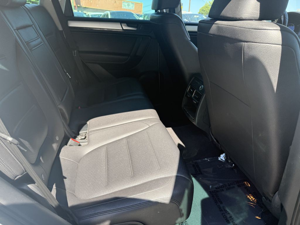 2012 Volkswagen Touareg Image 13