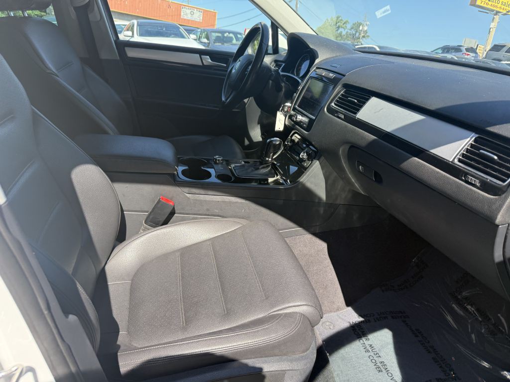 2012 Volkswagen Touareg Image 14