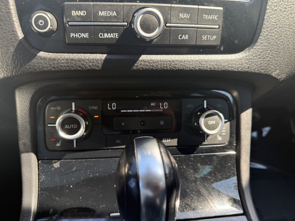 2012 Volkswagen Touareg Image 16