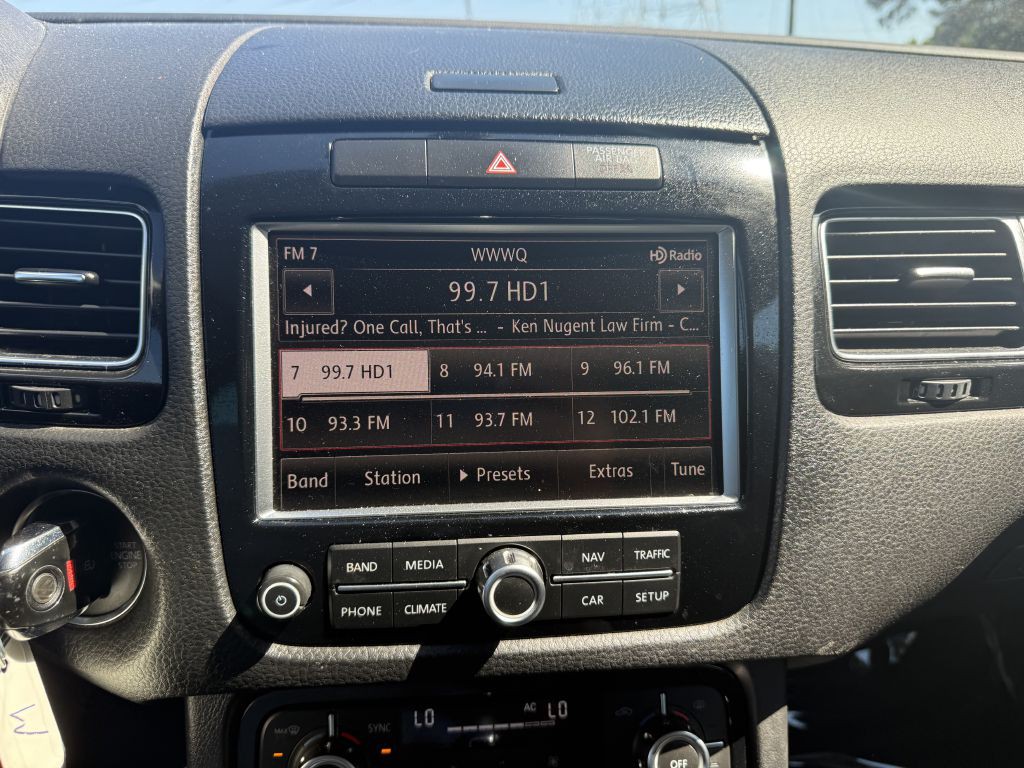 2012 Volkswagen Touareg Image 17