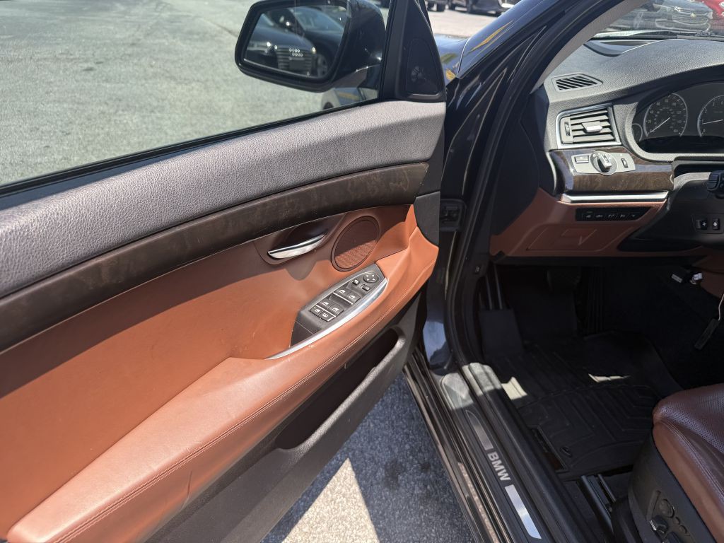 2012 BMW 5 Series Image 9