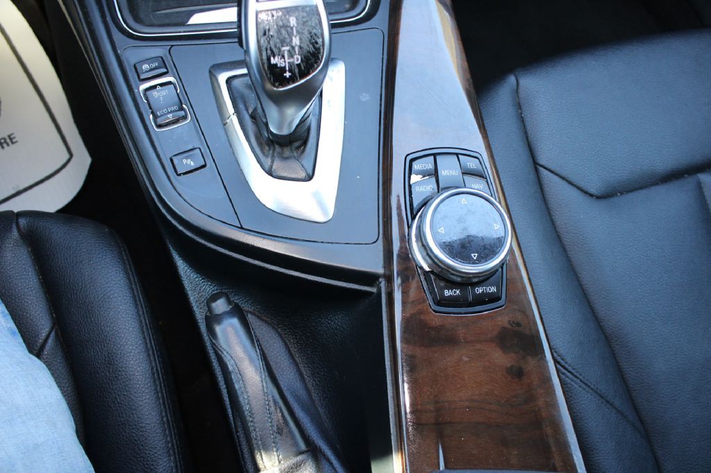 2014 BMW 3 Series Image 25