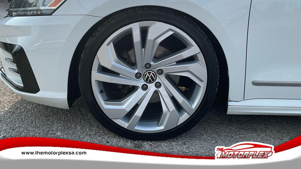 2017 Volkswagen Passat Image 18