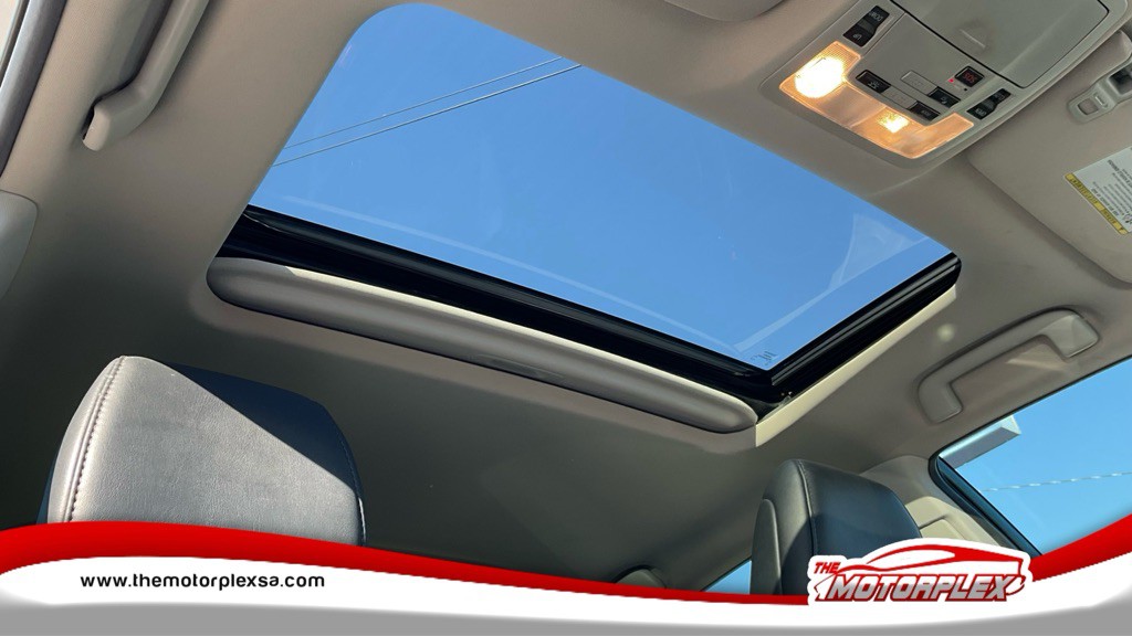 2017 Toyota Avalon Image 10