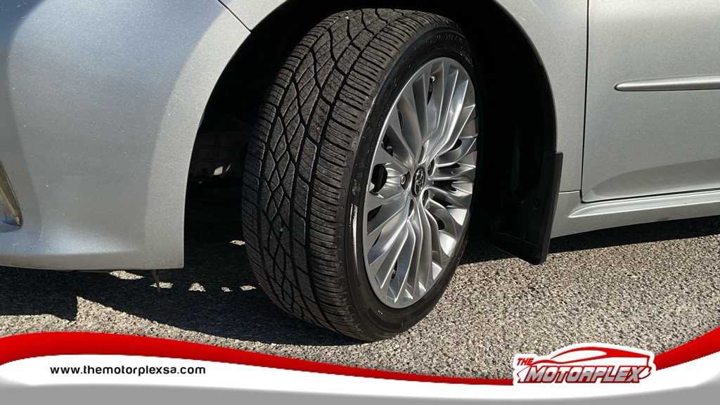 2017 Toyota Avalon Image 24