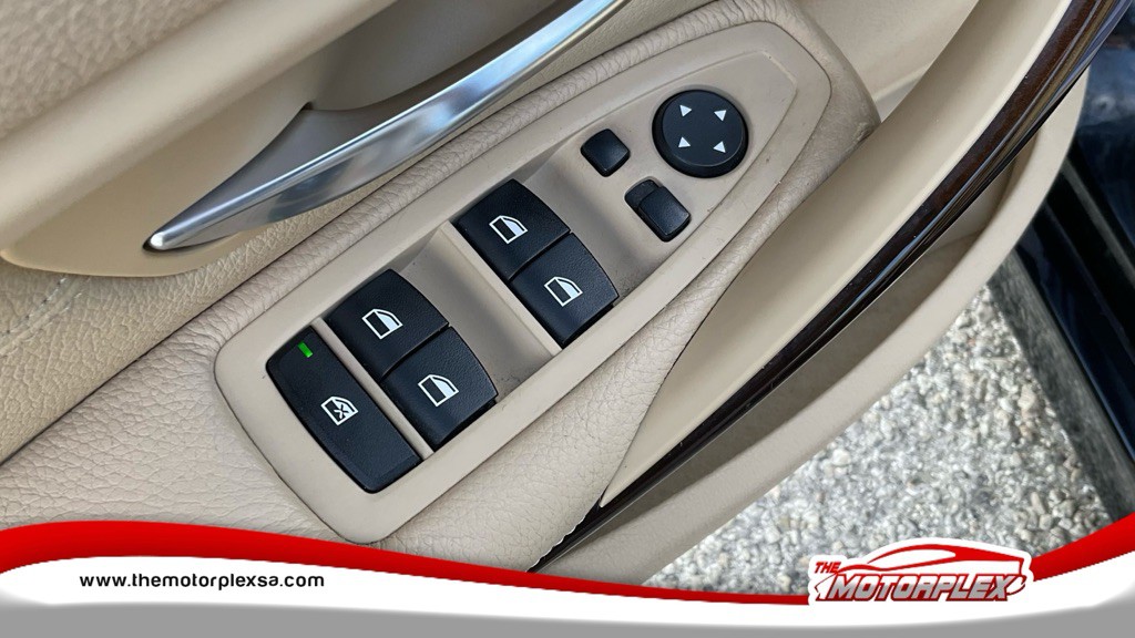 2015 BMW 3 Series Image 12