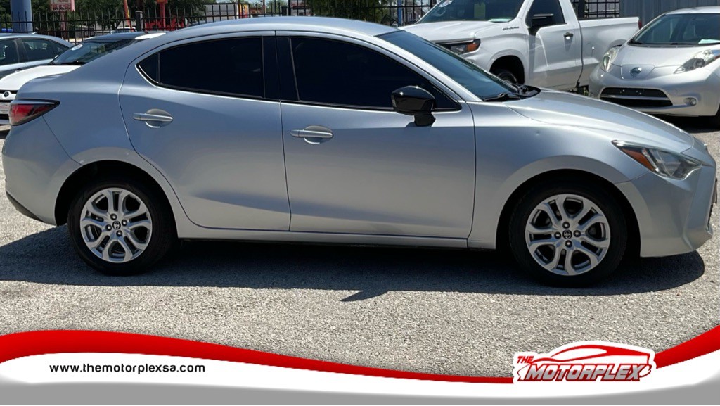 2017 Toyota Yaris Image 1