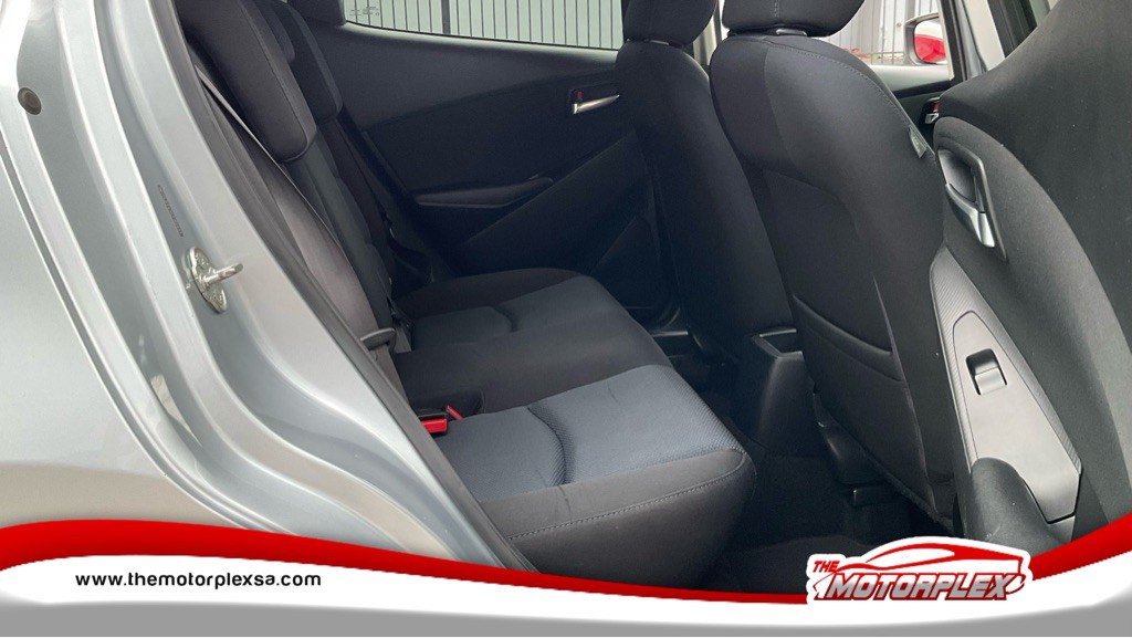 2017 Toyota Yaris Image 9